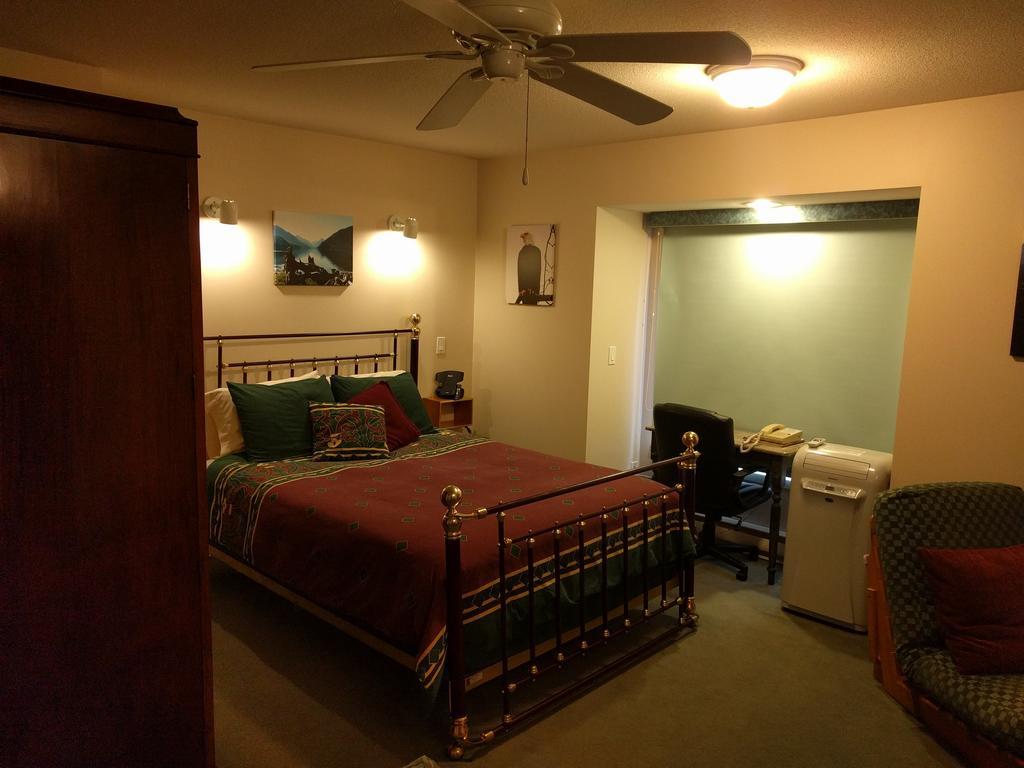 Cedar Wood Lodge Bed & Breakfast Inn Port Alberni Kültér fotó