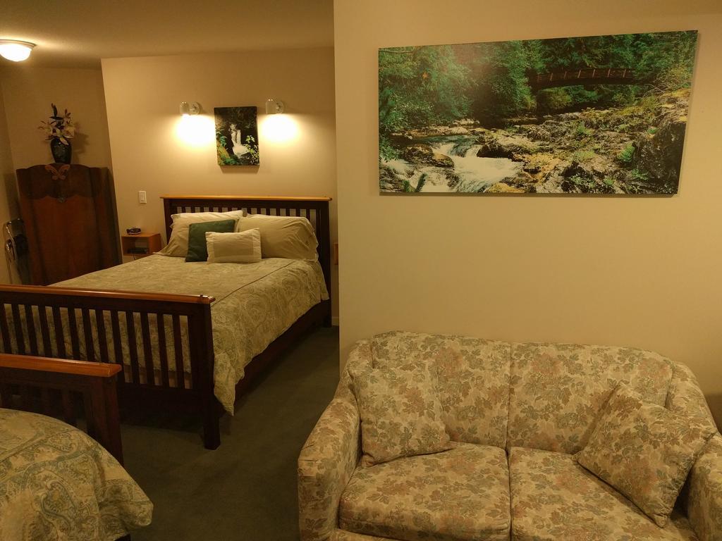 Cedar Wood Lodge Bed & Breakfast Inn Port Alberni Kültér fotó