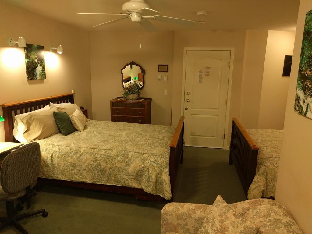Cedar Wood Lodge Bed & Breakfast Inn Port Alberni Kültér fotó