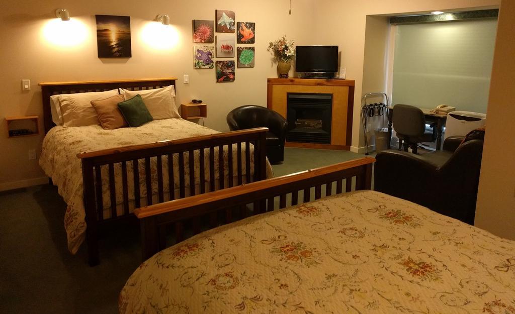 Cedar Wood Lodge Bed & Breakfast Inn Port Alberni Kültér fotó