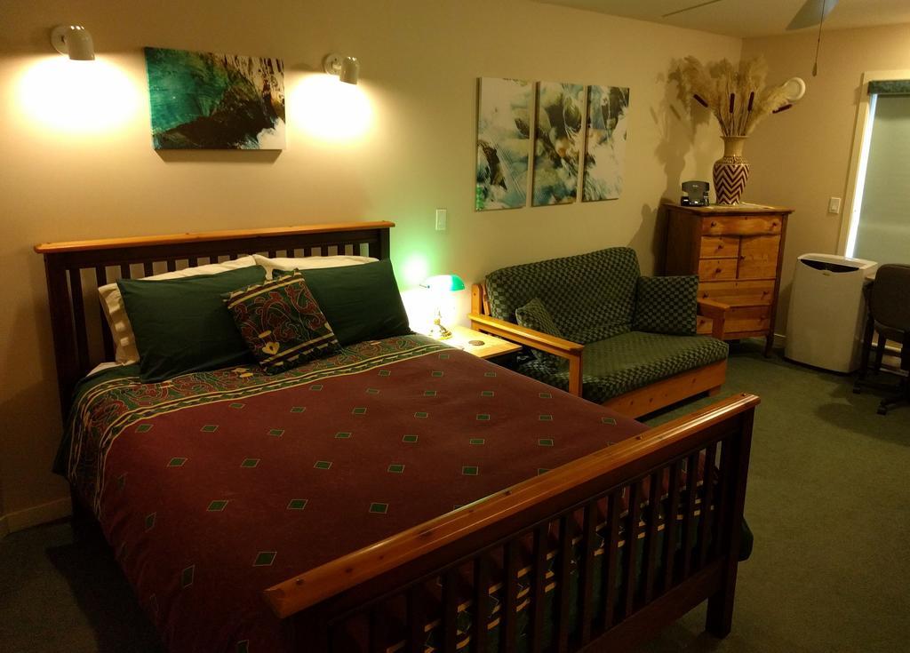 Cedar Wood Lodge Bed & Breakfast Inn Port Alberni Kültér fotó