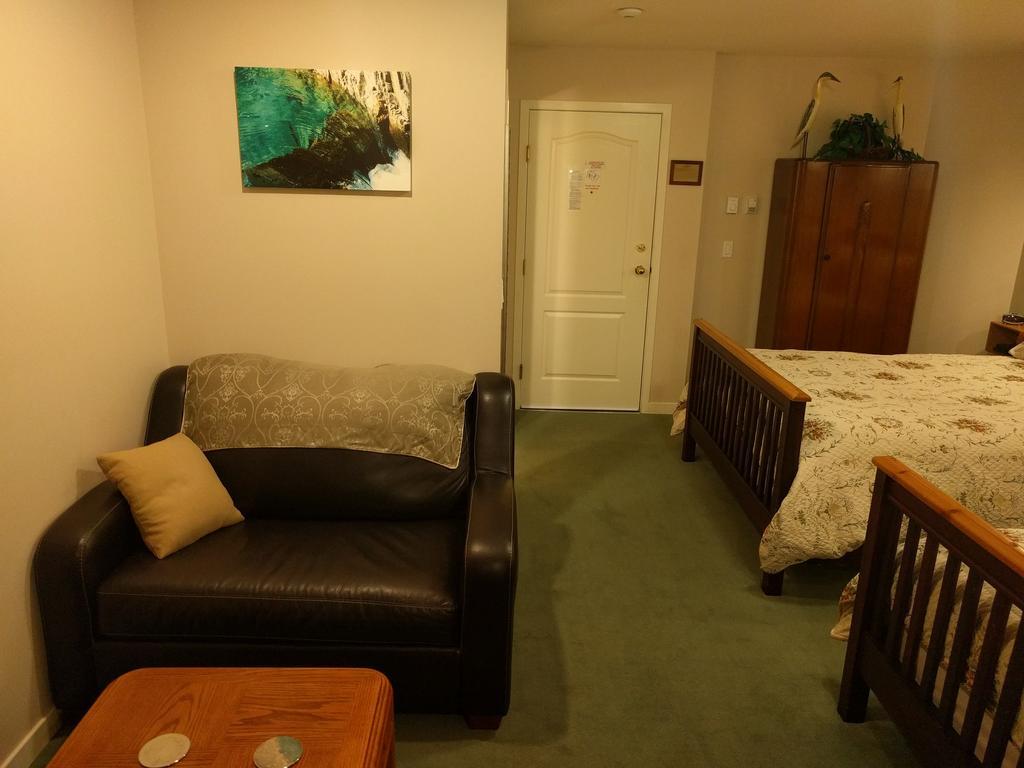 Cedar Wood Lodge Bed & Breakfast Inn Port Alberni Kültér fotó