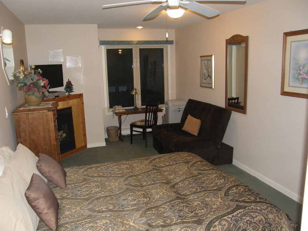 Cedar Wood Lodge Bed & Breakfast Inn Port Alberni Kültér fotó